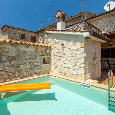 Beautiful Andoro With Pool In Villa *