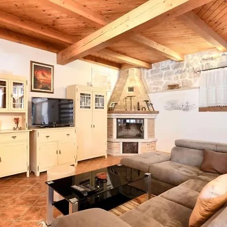 Beautiful Andoro With Pool In Orsera