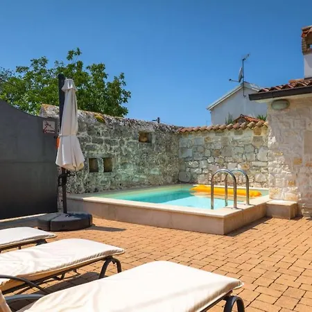 Beautiful Andoro With Pool In Villa